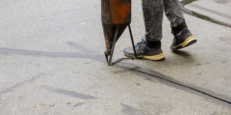 How to Choose the Right Materials for Asphalt Crack Repair